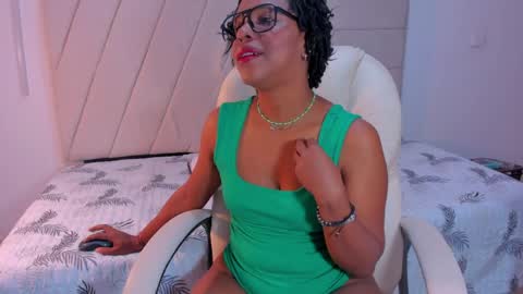 samaraa_smith1 online show from April 18, 12:18 pm