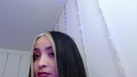 Snapshot of sapphire_lilac chatting on December 19, 4:34 am Carla online show from December 19, 4:34 am