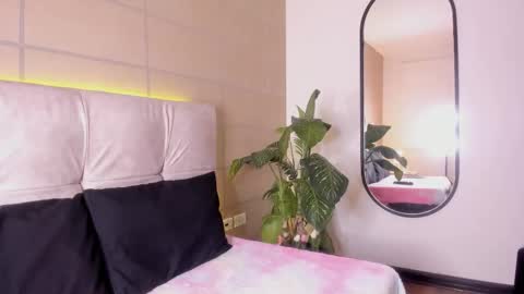 Sara  online show from February 9, 1:02 pm