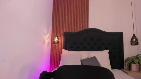 Snapshot of sara_stone17 chatting on December 10, 7:00 pm  -  online show from December 10, 7:00 pm