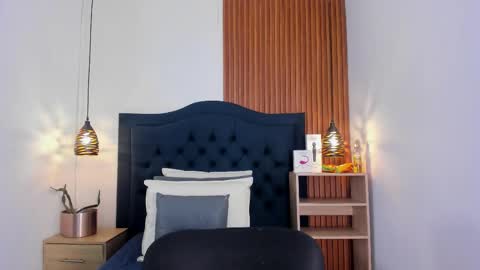 Snapshot of sara_stone17 chatting on October 13, 11:35 am  -  online show from October 13, 11:35 am