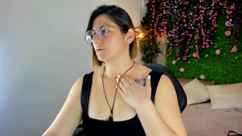 Sarah Deyvis online show from December 18, 3:28 pm