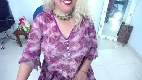 Saraloves online show from October 29, 3:04 pm