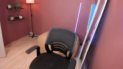 saranixxon_ online show from April 11, 7:45 am