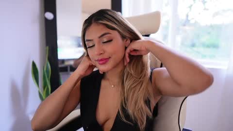 Snapshot of saraparisi_ chatting on January 15, 9:30 pm Sara online show from January 15, 9:30 pm