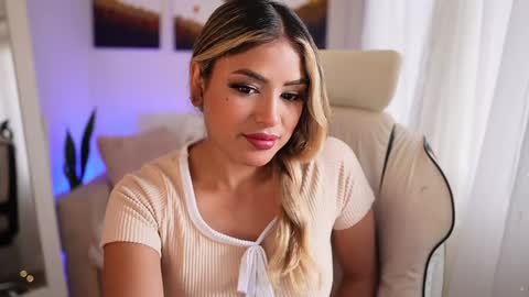 Snapshot of saraparisi_ chatting on January 9, 9:47 pm Sara online show from January 9, 9:47 pm
