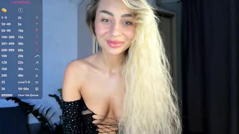 Snapshot of sarashine__ chatting on October 19, 8:11 pm Sara online show from October 19, 8:11 pm