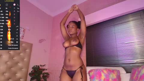 Snapshot of sashhalux22 chatting on February 22, 3:56 am SashhaLux22 online show from February 22, 3:56 am