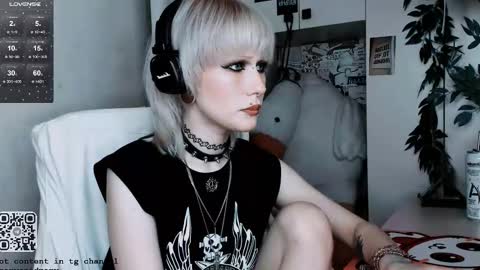 pronoun she. name Mary. age 21. online show from October 22, 10:09 am