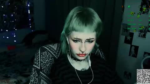 pronoun she. name Mary. age 21. online show from March 30, 11:15 pm