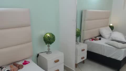 scarlet  online show from March 15, 12:51 pm