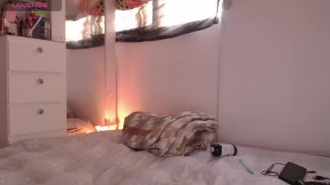 Scarlett Thumb up please help me 100 its important online show from April 15, 9:15 pm