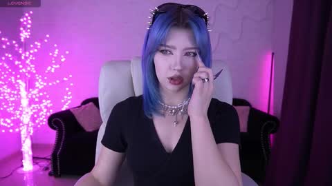 selenairis online show from February 11, 7:10 am