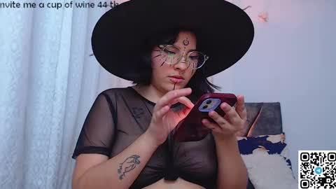 Snapshot of sensual_flame chatting on December 27, 6:14 am Camille and sophie online show from December 27, 6:14 am