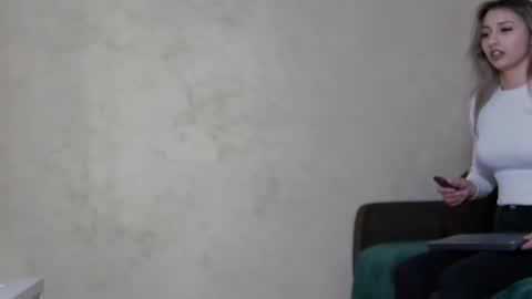 serayarose_ online show from December 3, 4:42 pm