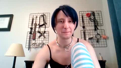 Servile Sarah online show from March 17, 10:03 pm