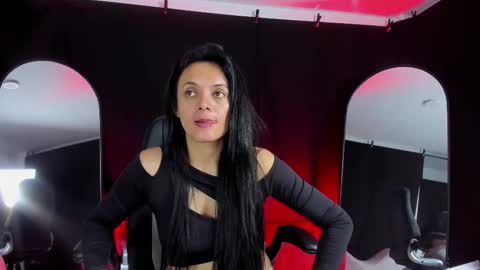 Snapshot of sesymilf chatting on October 19, 3:19 am LUCERO online show from October 19, 3:19 am
