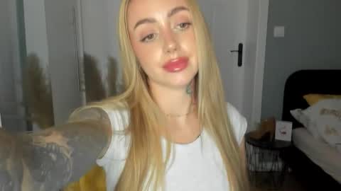 C o r a l i e online show from June 11, 1:52 pm