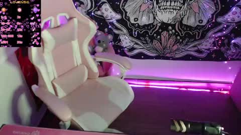 Snapshot of sexycarriie chatting on December 20, 5:47 am Carrie online show from December 20, 5:47 am