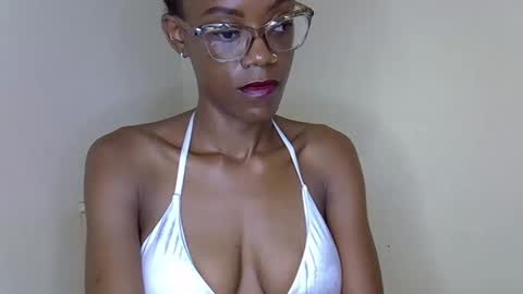 SexyHollyMontana1111 online show from March 17, 5:44 am