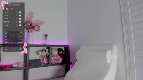 Estee online show from February 23, 8:28 pm