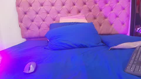 Snapshot of sharlott_kiss chatting on December 13, 12:06 pm Sharlott online show from December 13, 12:06 pm