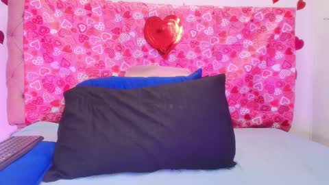 Snapshot of sharlott_kiss chatting on February 15, 12:01 pm Sharlott online show from February 15, 12:01 pm