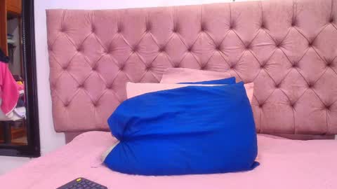 Snapshot of sharlott_kiss chatting on February 24, 12:03 pm Sharlott online show from February 24, 12:03 pm