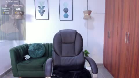 shary_leon_ online show from April 16, 9:39 pm