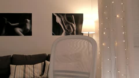 shesleepsnaked online show from April 15, 5:13 pm