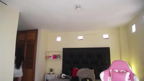  kendal  online show from October 31, 3:05 pm