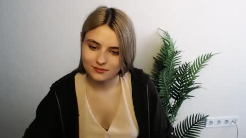 shy_sabrina_ online show from April 13, 9:21 am