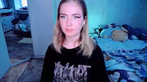 Snapshot of shyfoxxxy chatting on October 24, 7:37 am Effie online show from October 24, 7:37 am