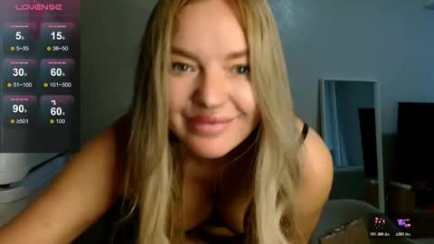 Snapshot of siberian_girl_ chatting on October 25, 1:13 am Eva online show from October 25, 1:13 am