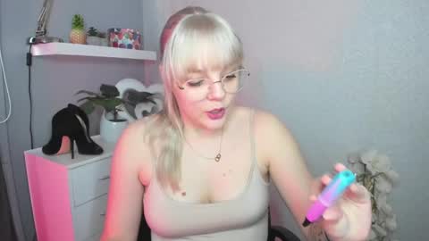 Sienna online show from March 6, 2:29 pm