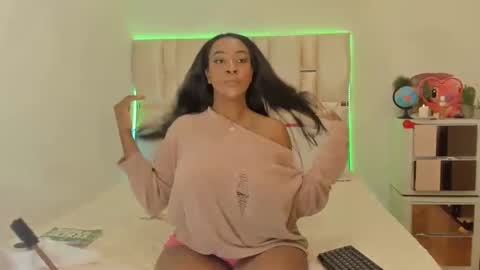 Snapshot of sierra_violet chatting on December 22, 6:17 am sierra_violet online show from December 22, 6:17 am