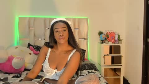 Snapshot of sierra_violet chatting on December 12, 5:10 am sierra_violet online show from December 12, 5:10 am
