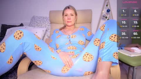 Snapshot of simply_sasha chatting on December 18, 3:04 am A present for me online show from December 18, 3:04 am