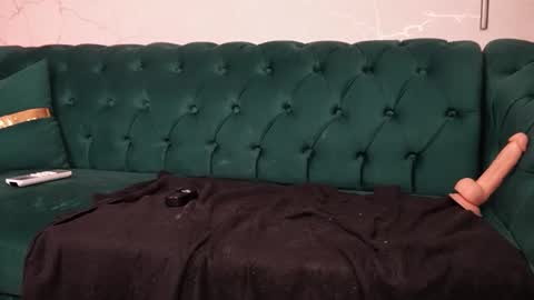 Dee online show from December 5, 9:27 pm