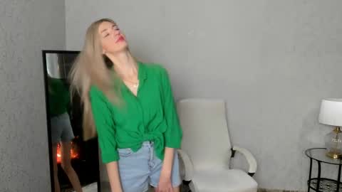 Snapshot of skinnyladyy chatting on January 28, 2:11 am Skinnyladyy online show from January 28, 2:11 am