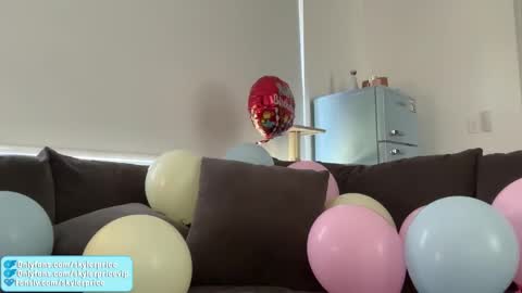 Snapshot of skylerprice chatting on October 17, 2:59 am skyler online show from October 17, 2:59 am