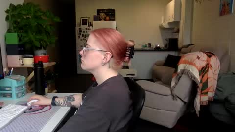 Kiwi Girl online show from June 3, 1:50 am