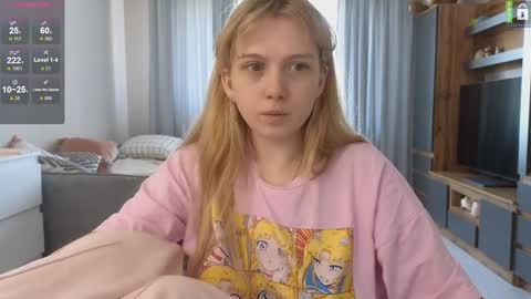 Snapshot of small_blondee chatting on October 21, 9:02 am Emily online show from October 21, 9:02 am