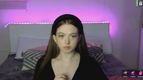Snapshot of small_blondee chatting on March 10, 6:01 pm Emily online show from March 10, 6:01 pm