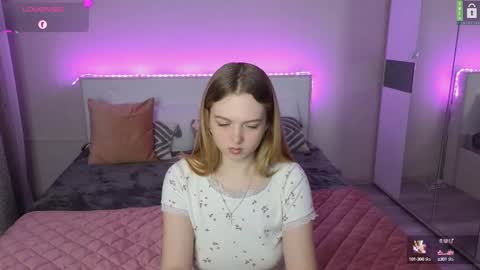 Snapshot of small_blondee chatting on February 23, 1:20 am Emily online show from February 23, 1:20 am