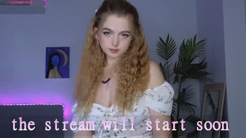 Snapshot of small_blondee chatting on January 13, 7:43 am Emily online show from January 13, 7:43 am