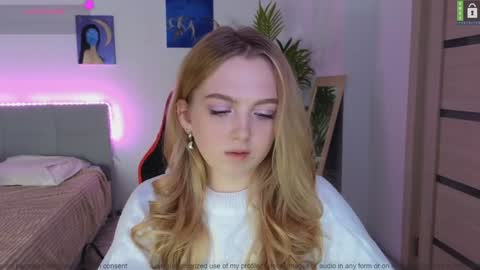 Snapshot of small_blondee chatting on December 8, 10:14 pm Emily online show from December 8, 10:14 pm