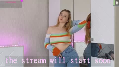Snapshot of small_blondee chatting on March 6, 8:27 pm Emily online show from March 6, 8:27 pm
