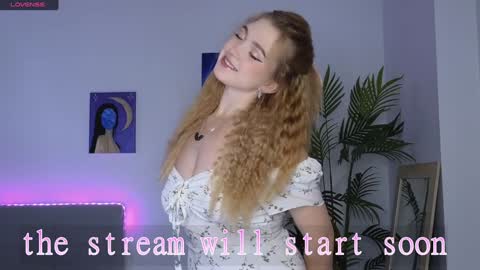 Snapshot of small_blondee chatting on January 23, 8:57 am Emily online show from January 23, 8:57 am