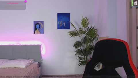 Snapshot of small_blondee chatting on December 6, 9:01 pm Emily online show from December 6, 9:01 pm
